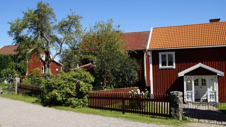 Bullerby heißt eigentlich Sevedstorp. Dort stehen auch der bekannte Mittelhof, Nordhof und der Südhof