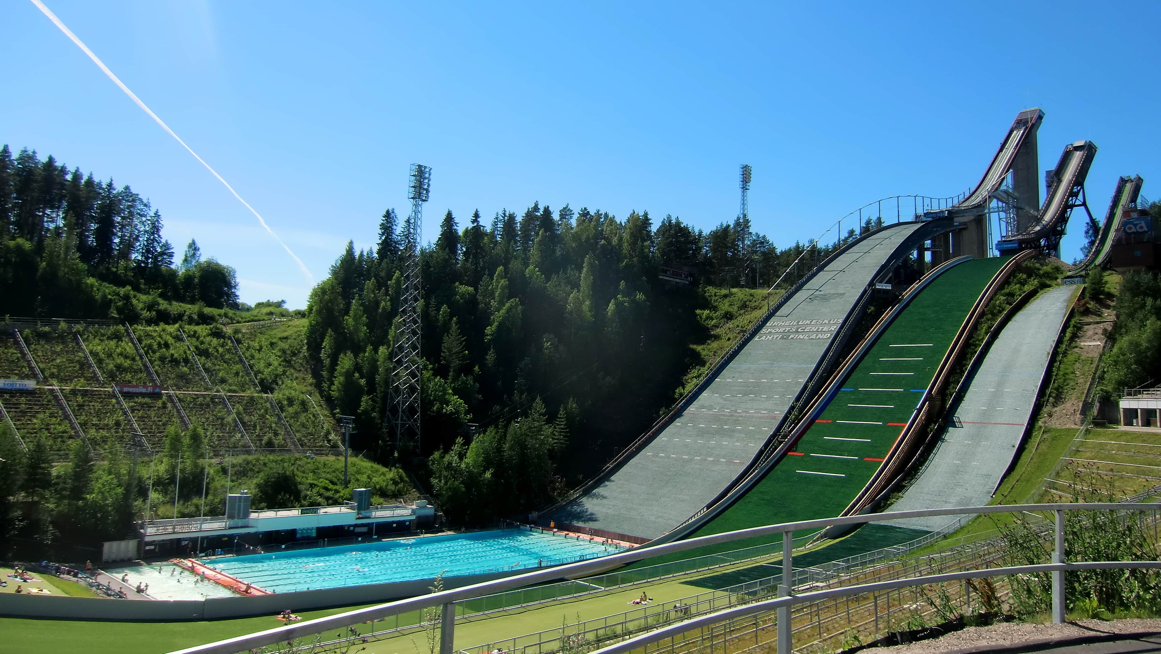 Die Sprungschanze in Lahti wird im Sommer zum Freibad.