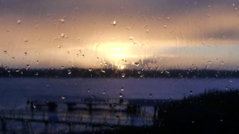 Gluggavedur beim Sonnenuntergang im Regen über Island