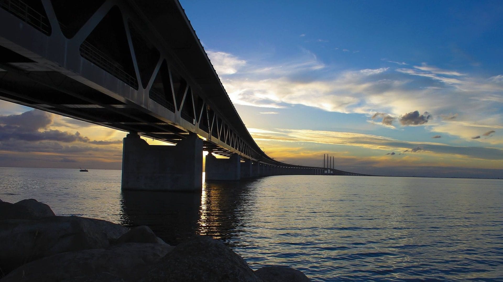 Die Öresundbrücke verbindet Malmö in Schweden mit Kopenhagen in Dänemark.