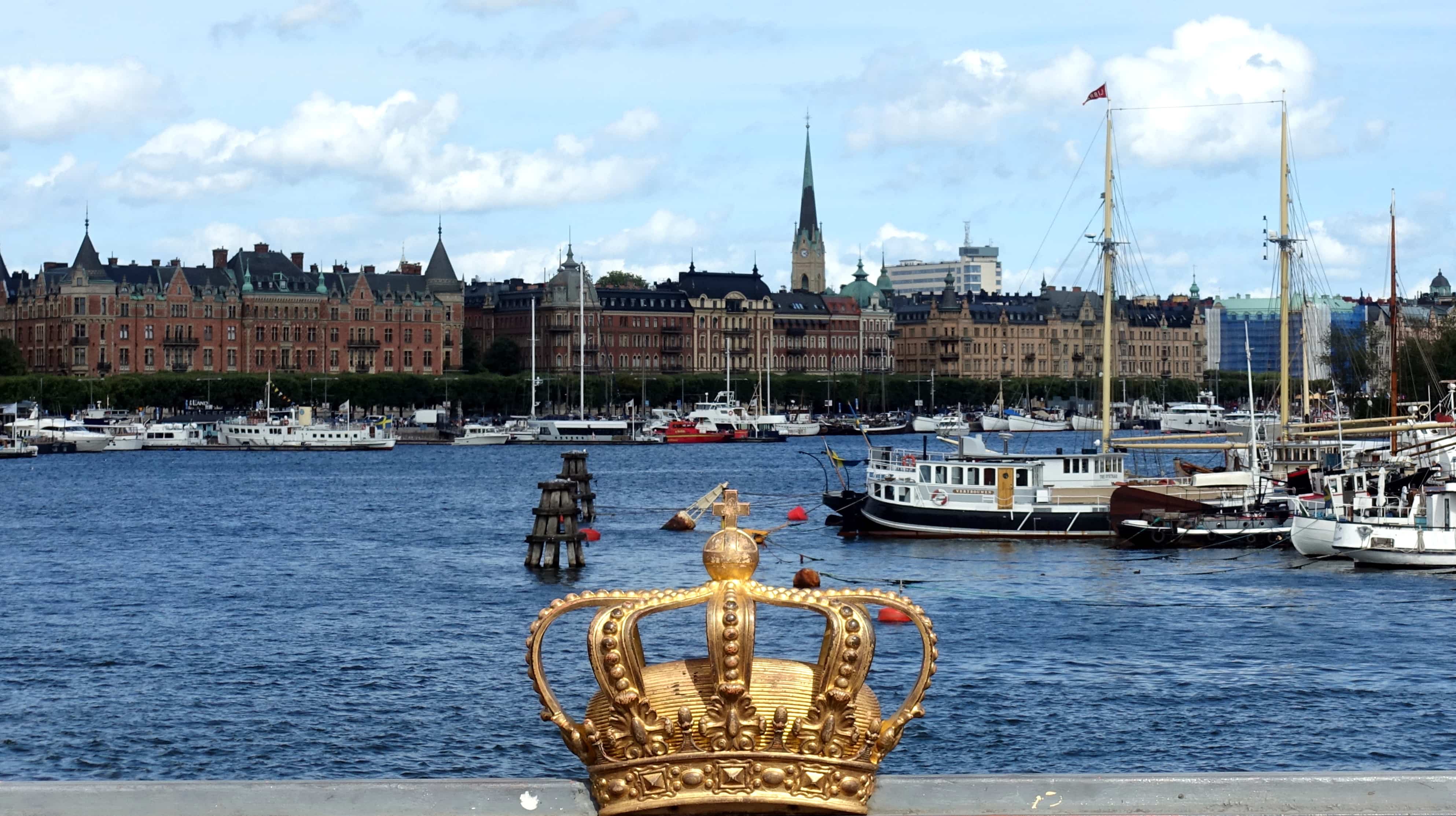 Goldene Krone an der Skeppsholmsbron in Stockholm. Im Hintergrund ist der Strandvägen zu sehen.
