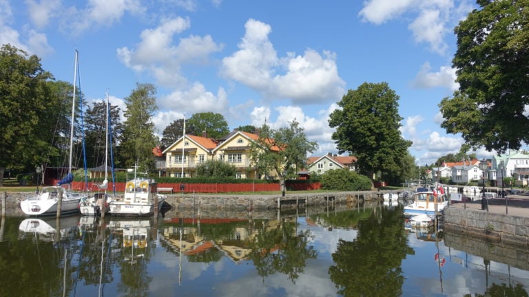 Die meisten bekannten Gebäude, die auch in den Filmen von Inga Lindström eine Rolle spielen, liegen in der Nähe des Trosaån, dem schmalen Fluß, der in die Ostsee mündet.