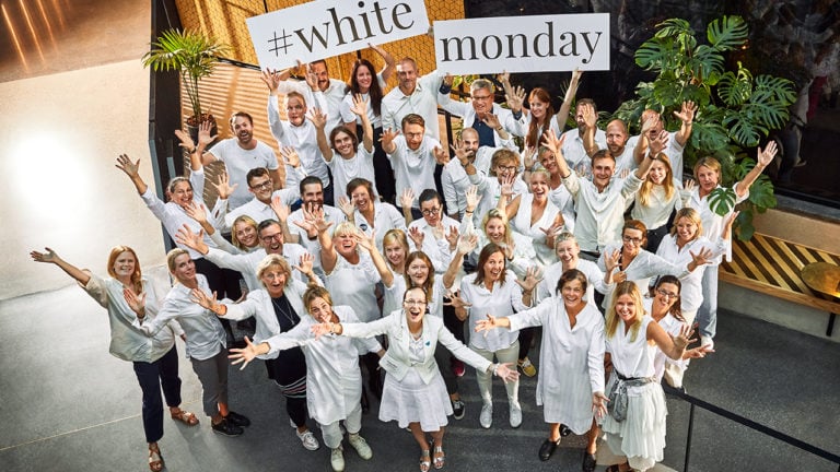 Nicht nur in Schweden feiern die Menschen vor dem Black Friday den White Monday – und setzen sich dabei für mehr Achtsamkeit und Nachhaltigkeit beim Shoppen ein.